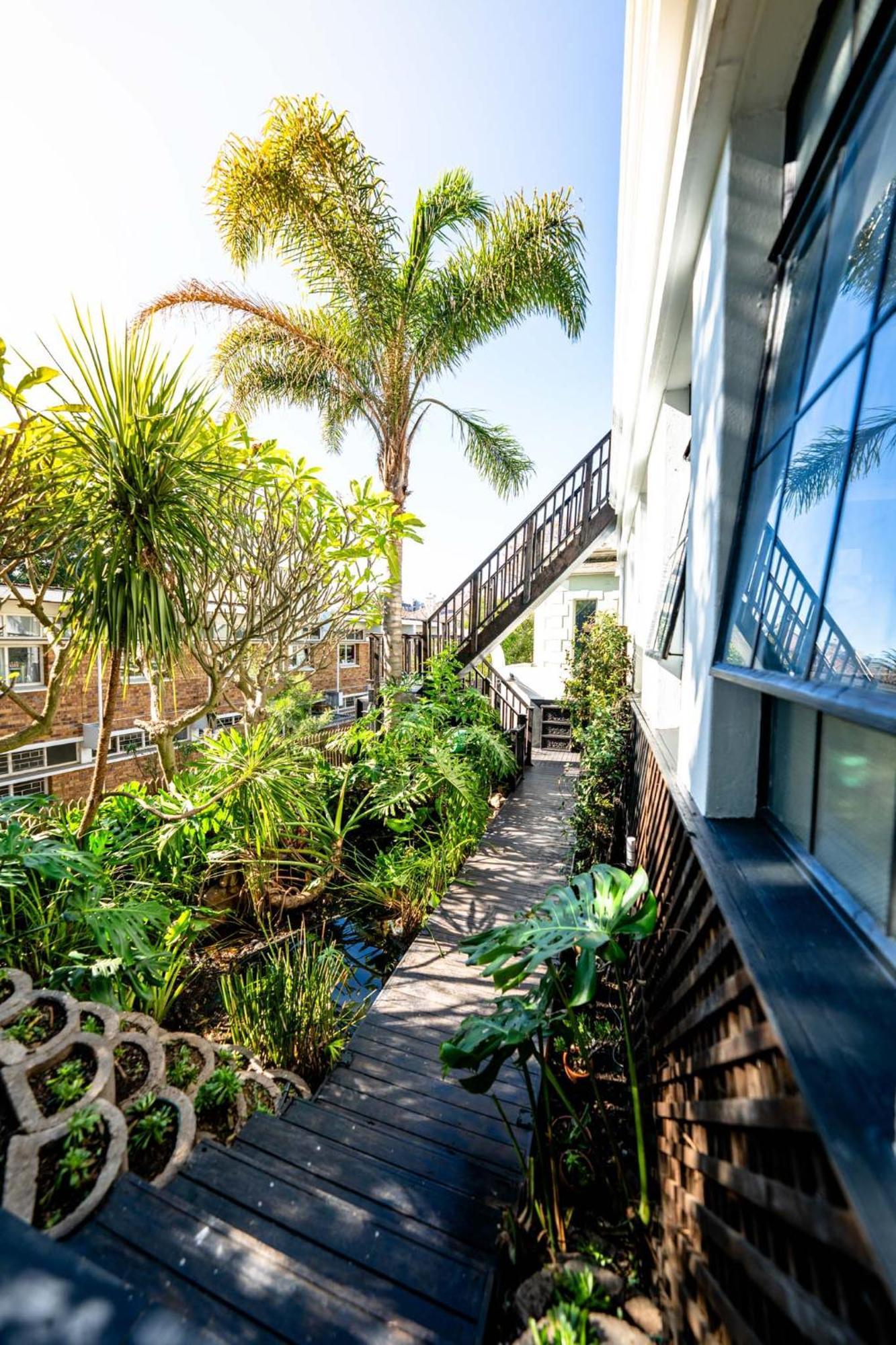 Apartment Point's Haven - Indulge In An Urban Oasis Cape Town